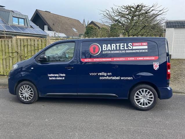 Autobelettering van een bedrijfsbus door enVisual in Venlo
