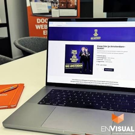 Website van enVisual op een laptop